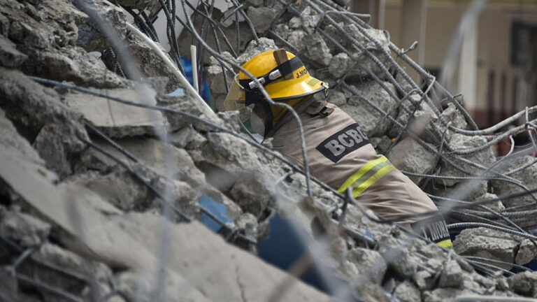 Bombero entre los escombros de una edificación colapsada durante las tareas de búsqueda y rescate