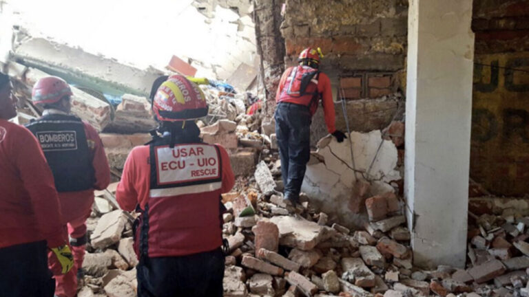 Bomberos y el grupo USAR ECU-UIO remueven escombros de una vivienda de mampostería derrumbada
