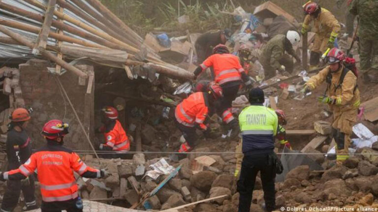 Bomberos y agentes de tránsito entre los restos de una vivienda derrumbada