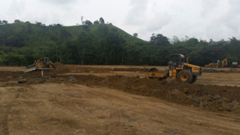 Cierre técnico de la escombrera de Jama: cargadora frontal nivelando el terreno ya conformado