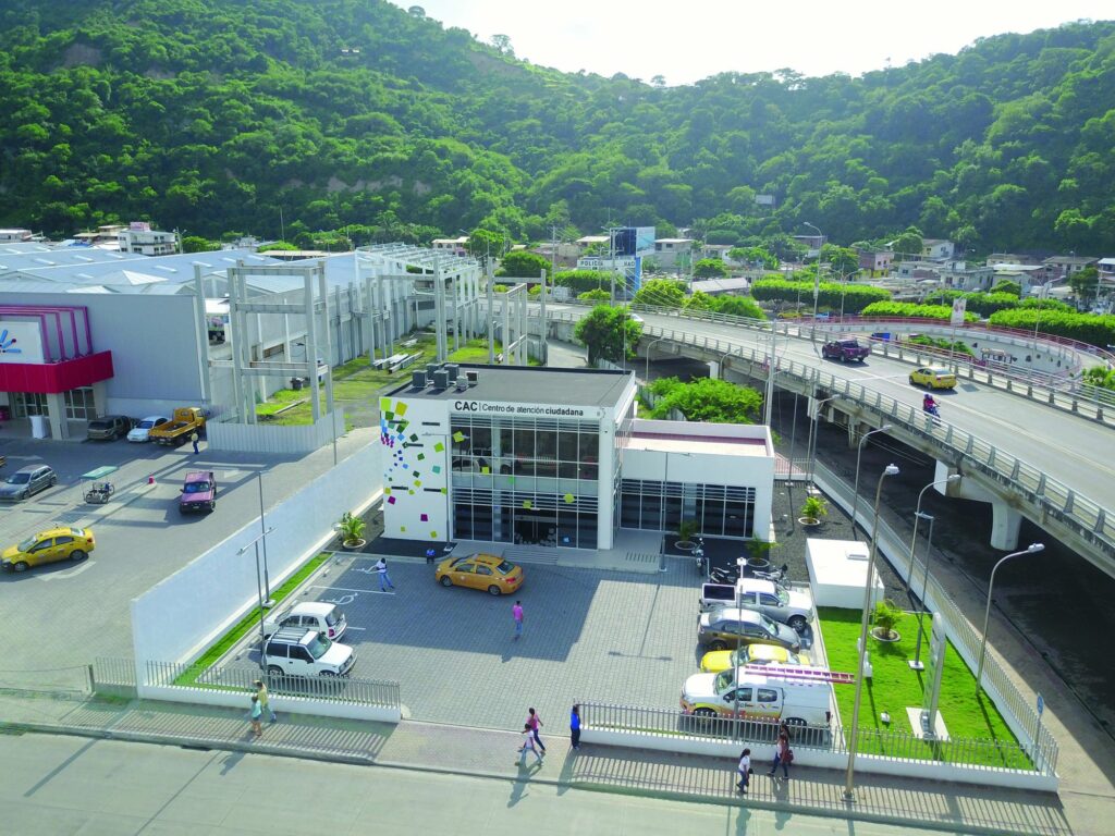 Vista aérea del Centro de Atención Ciudadana de Bahía en funcionamiento, junto al paso elevado, con usuarios entrando y saliendo