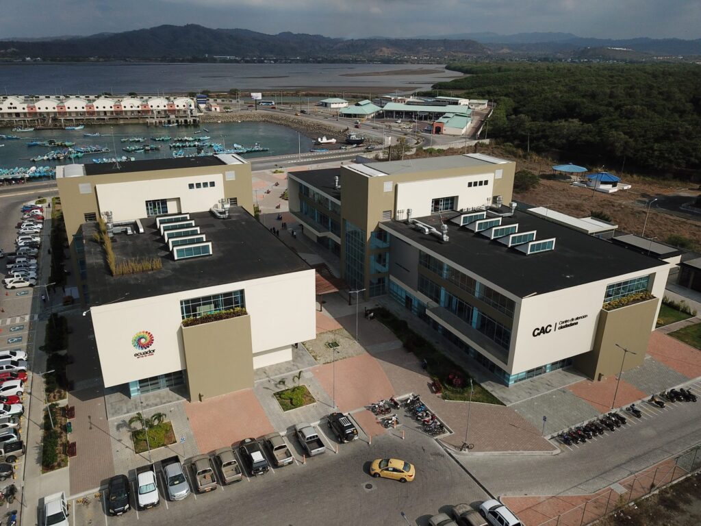 Vista aérea del Centro de Atención Ciudadana de Esmeraldas terminado, junto al puerto pesquero y con parqueadero lleno