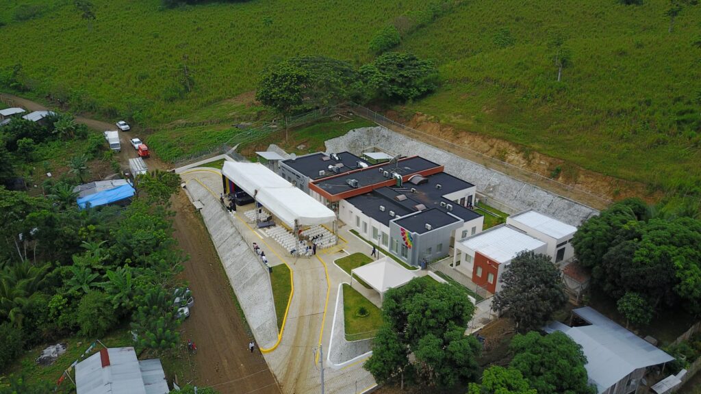 Vista aérea del Centro de Salud de Cheve Arriba, Pedernales, el día de su entrega, con carpa y sillas para el acto en una zona rural