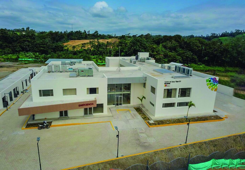 Vista aérea del Centro de Salud Muisne Tipo C1 terminado, con área de Emergencia señalizada y patio de maniobras
