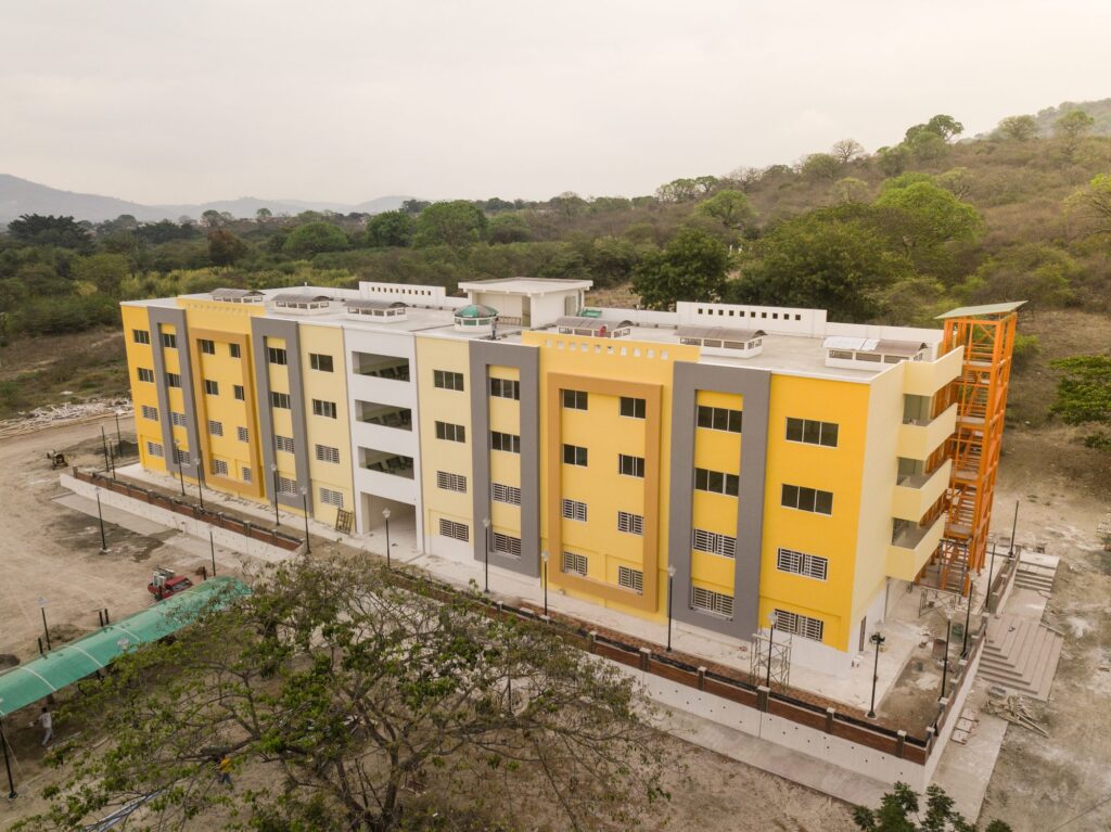 Vista aérea del nuevo edificio de cuatro plantas de la Universidad Técnica de Manabí, recién terminado
