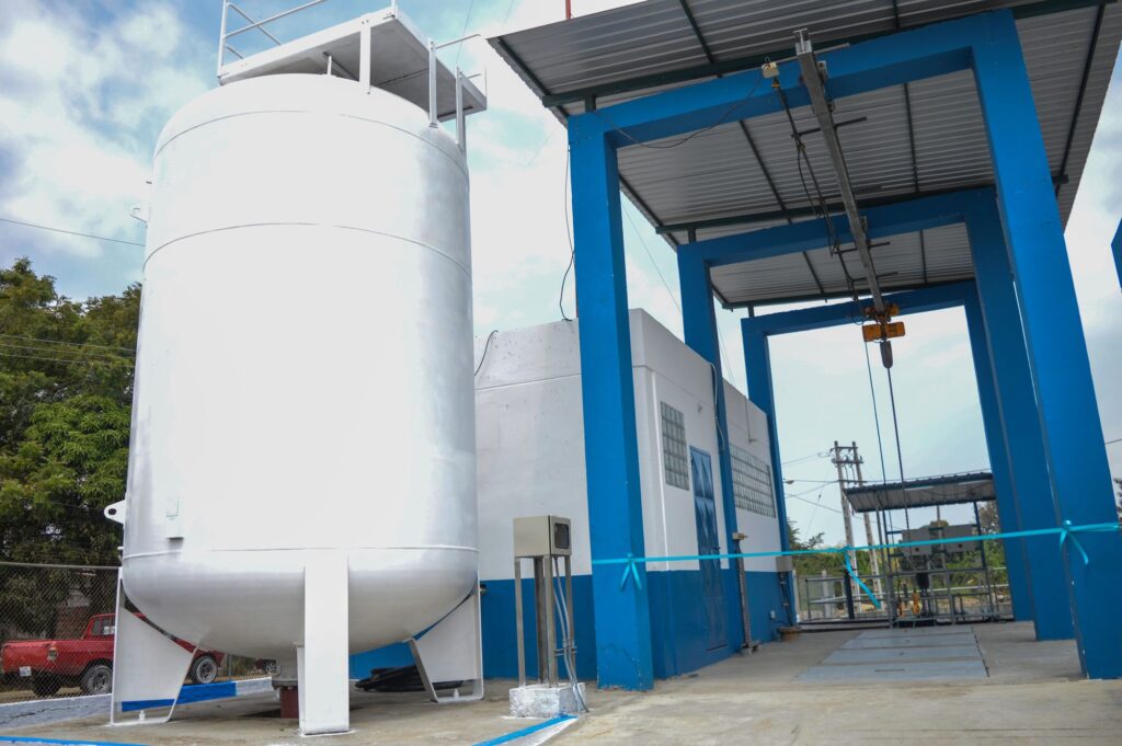 Tanque de la planta de tratamiento de agua potable de El Ceibal, con caseta de operación y estructura metálica de izaje